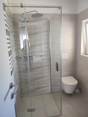Dusche, Haartrockner, HandtĂŒcher