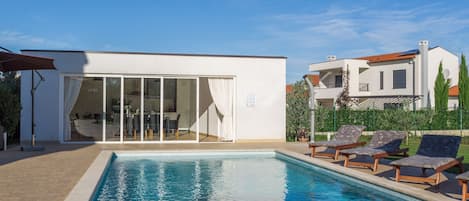 Outdoor pool, a heated pool