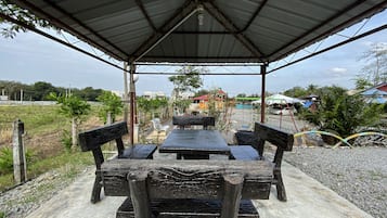 Tempat makan luar