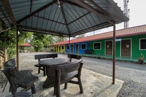 Outdoor dining - OYO 90168 Serambi Pelangi Chalet (Changlun)