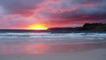 Aurinkotuoleja, rantapyyhkeitä