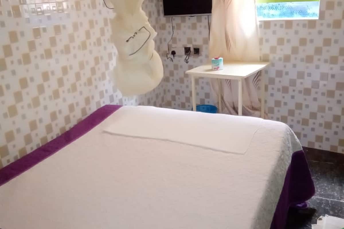 Laptop workspace, free WiFi, bed sheets