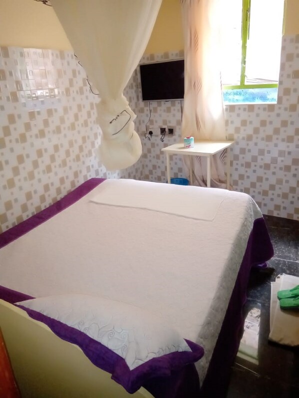 Chambre Simple | Espace de travail pour ordinateur portable, Wi-Fi gratuit, draps fournis