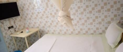 Standard Double Room Single Use | Laptop workspace, free WiFi, bed sheets