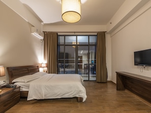 Business Double Room(Chinese Domestic Guests Only) | Desk, blackout curtains, free WiFi, bed sheets - Guangzhou V Hotel Liyuan Xintiandi (Guangzhou)