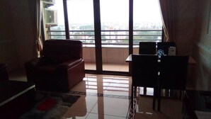 Una sala de estar con un sofá, una mesa de centro y vistas amplias por las ventanas.