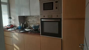 Apartamento económico, 1 habitación | Cocina privada | Frigorífico grande, microondas, horno y placa de cocina