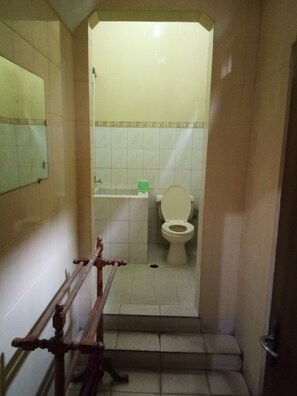 Family Room | Bathroom | Shower, towels - Prayogolama Guest House (Yogyakarta)