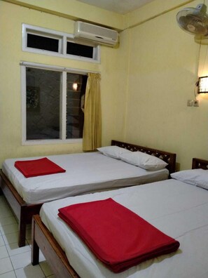 Family Room | WiFi - Prayogolama Guest House (Yogyakarta)