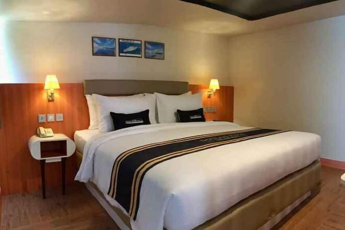 Minibar, in-room safe, individually decorated, individually furnished