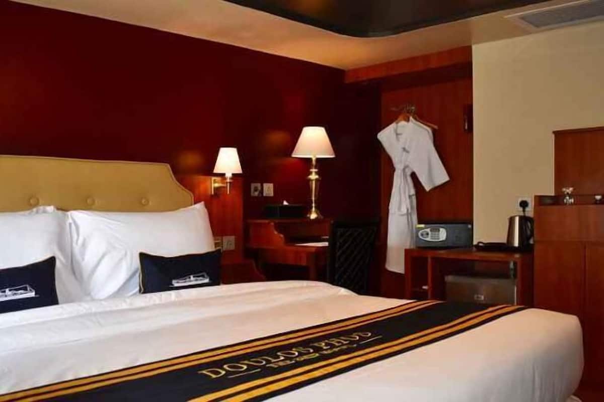 Minibar, in-room safe, individually decorated, individually furnished