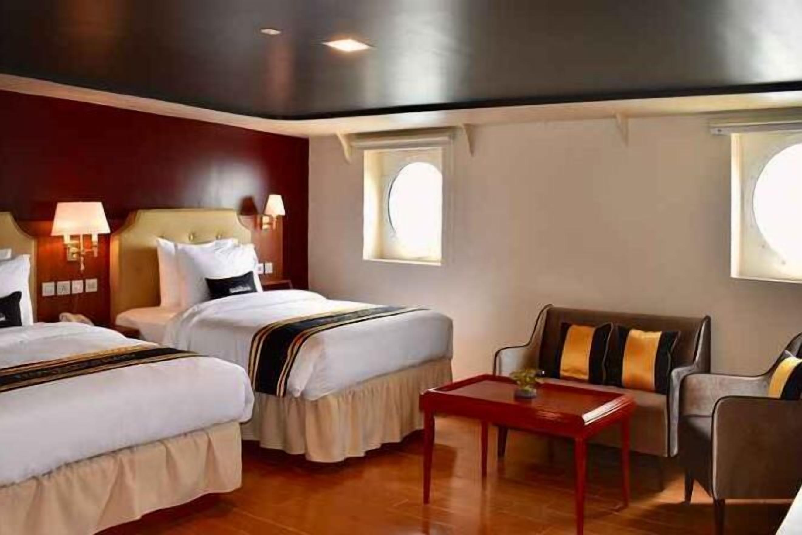 Minibar, caja de seguridad en la habitación y decoración personalizada 