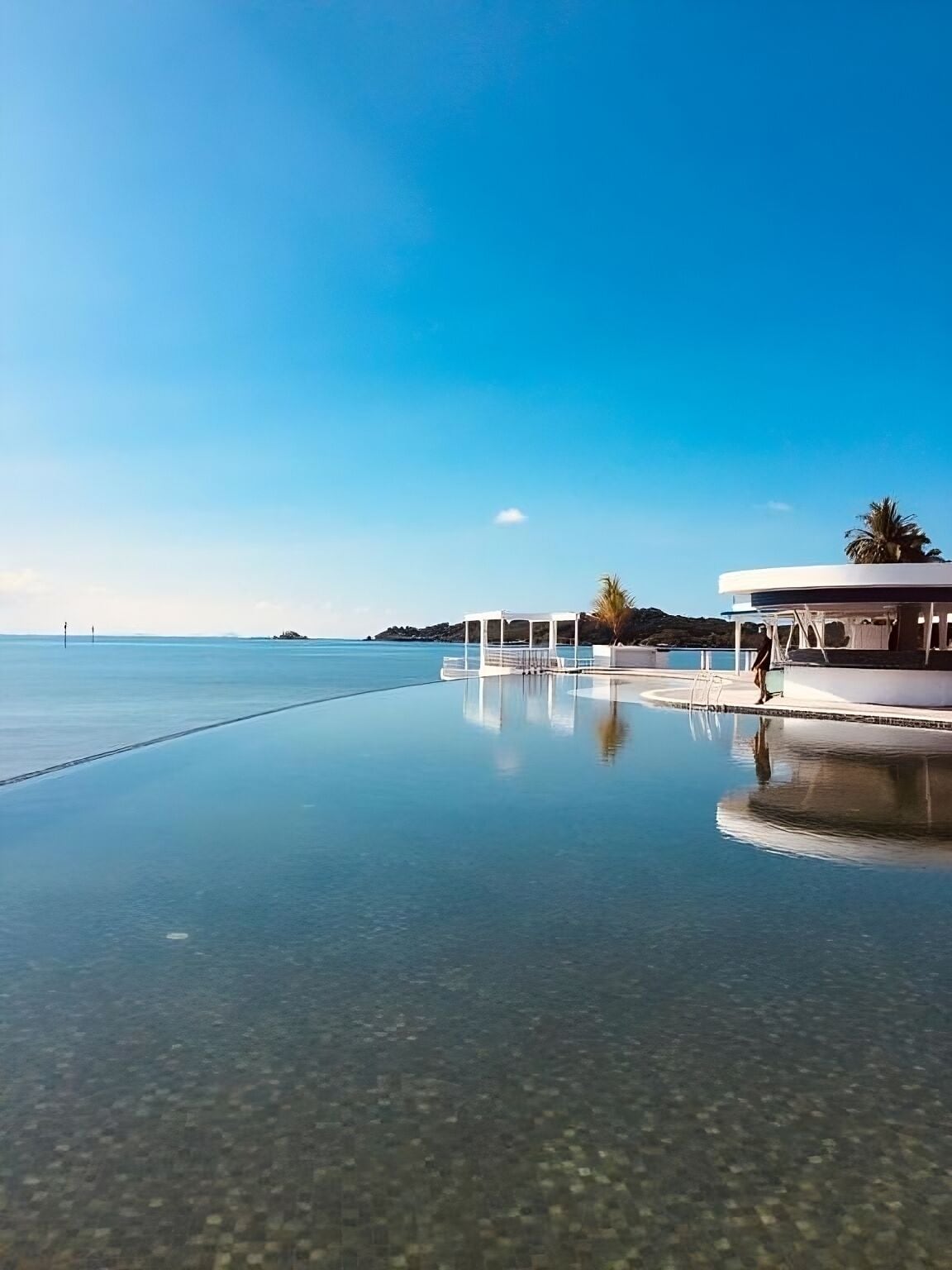 Piscine extérieure, chaises longues