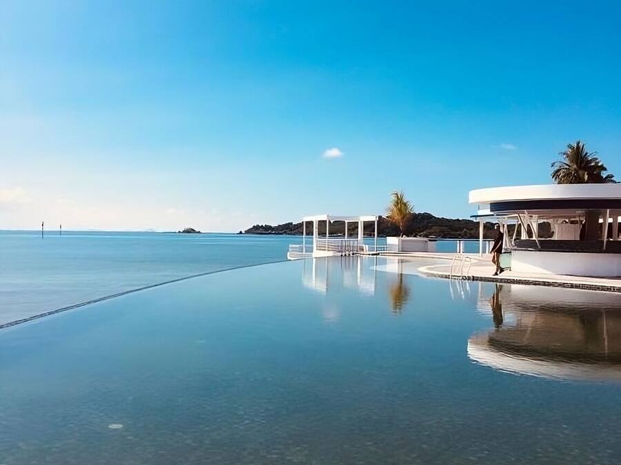 Outdoor pool, open 8:00 AM to 8:00 PM, pool loungers