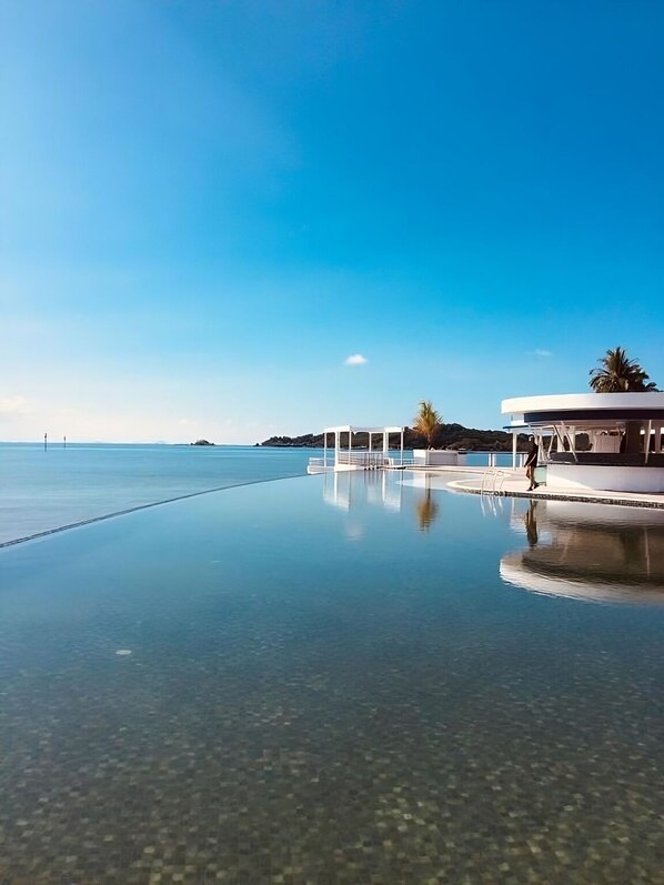 室外游泳池,08:00 至 20:00 开放,日光浴躺椅