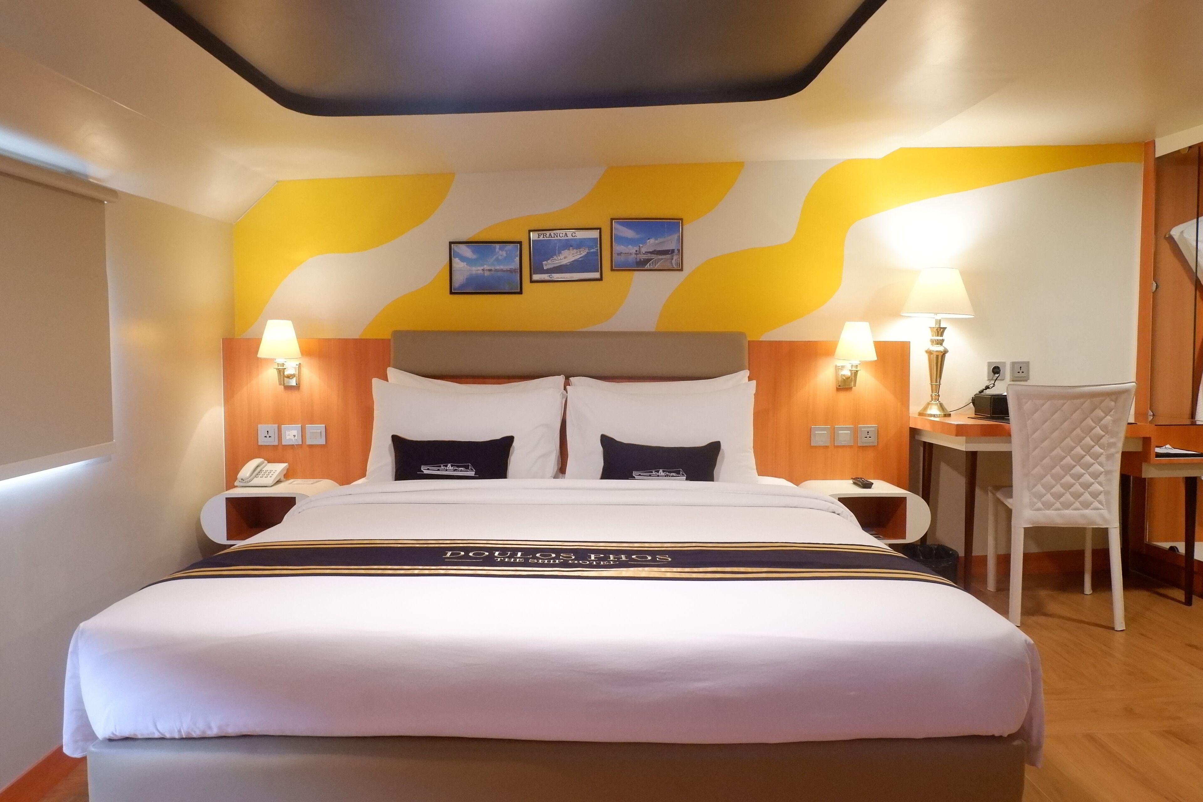 Deluxe-huone, 1 makuuhuone, merinäköala | Minibaari, tallelokero huoneessa, yksilöllisesti sisustettu