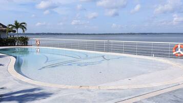 Alberca al aire libre, acceso de 08:00 a 20:00, y camastros