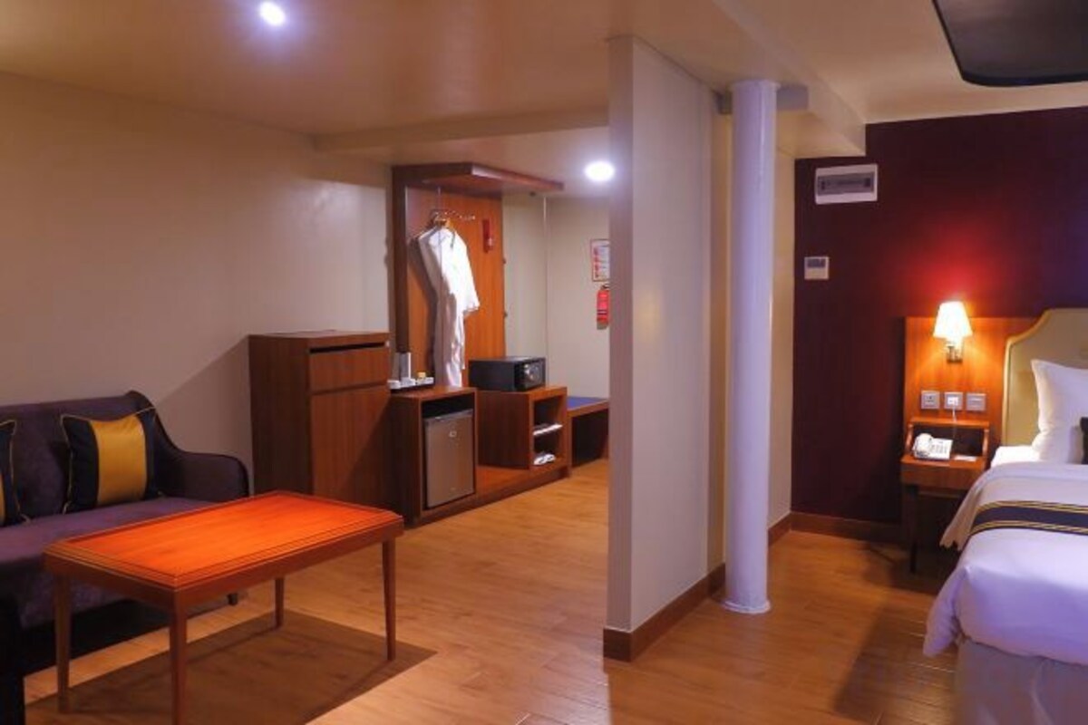 Minibar, caja de seguridad en la habitación y escritorio