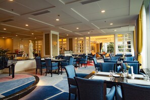 Daily buffet breakfast (CNY 78 per person)