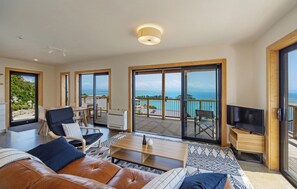 Smart TV - Haulashore Views - Nelson Waterfront Vacation Home (Stepneyville)