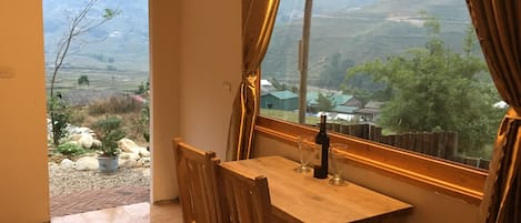 1 camera, una scrivania, tende oscuranti, Wi-Fi gratuito