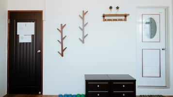 Escritorio, cortinas blackout, wifi gratis y ropa de cama