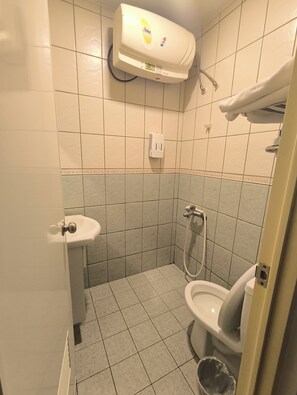 Double Room | Bilik Mandi | Pancuran mandi, kelengkapan dandanan diri percuma, pengering rambut 