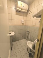 Ducha, artículos de tocador gratuitos, secador de pelo, pantuflas