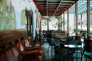 Outdoor dining - Jin Lu Homestay- Branch 2 (Jincheng)