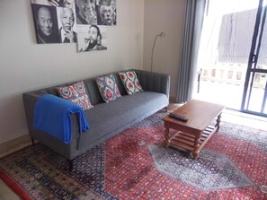 Een televisie, een dvd-speler, boeken en een filmbibliotheek