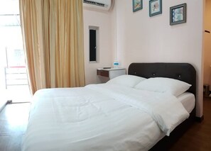 Budget Twin Room | Iron/ironing board
