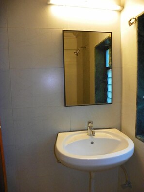 Chuveiro, produtos de toalete grátis, toalhas de banho 