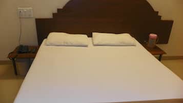 Tabla de planchar con plancha, wifi gratis y ropa de cama