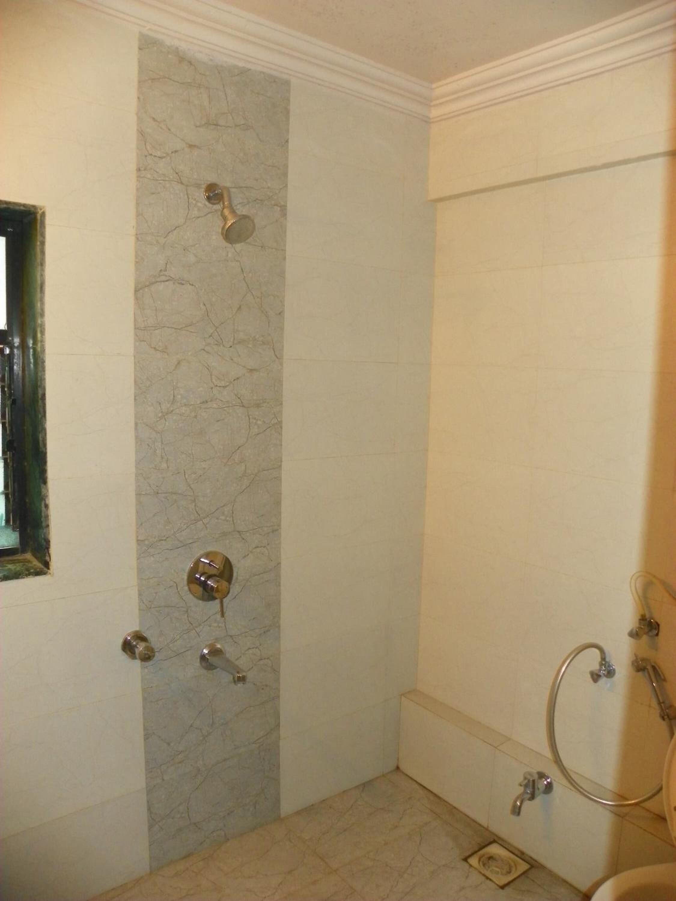 Shower, free toiletries, towels