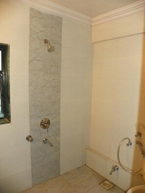 Ducha, artículos de tocador gratuitos, toallas