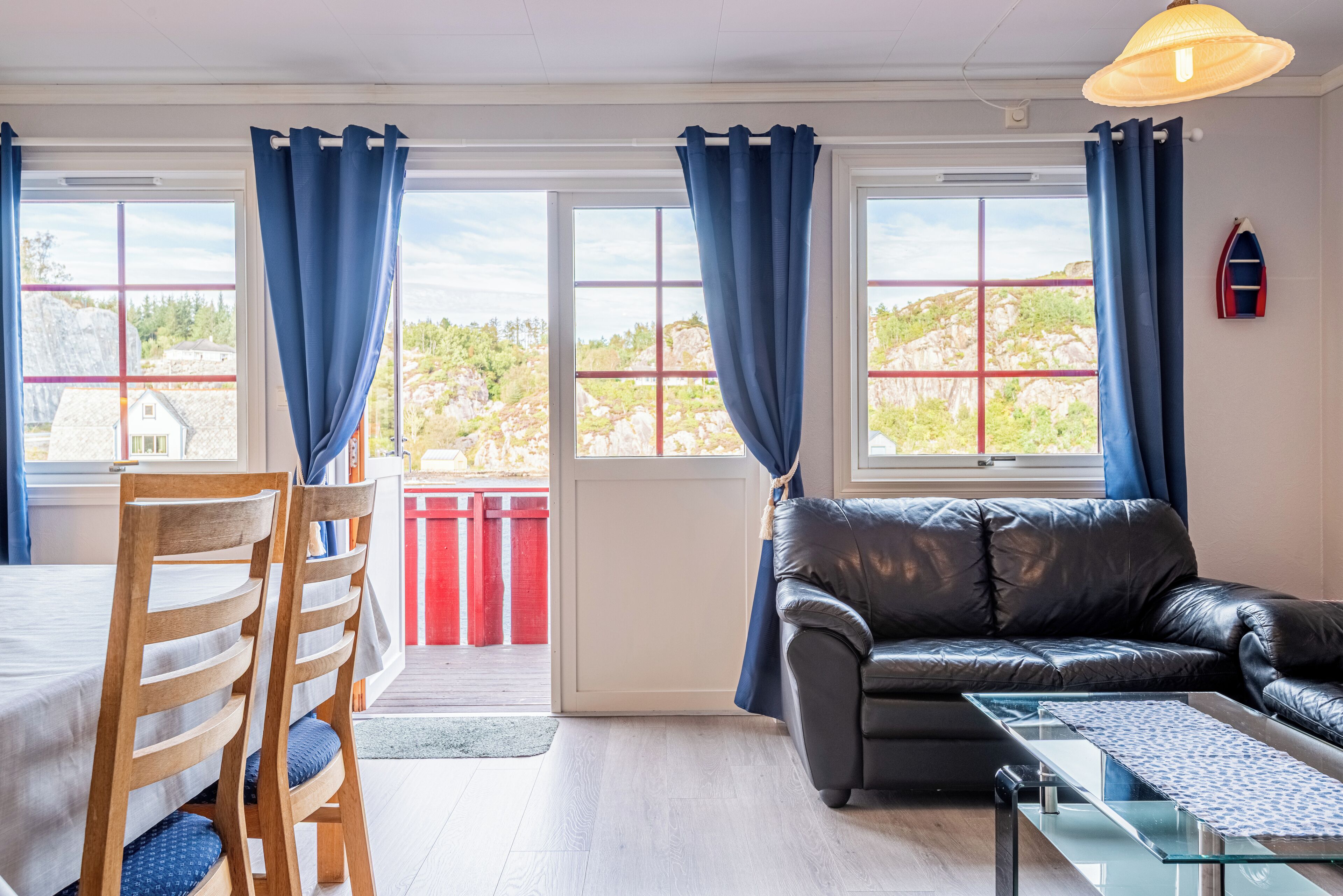 Standard Apartment (1) | Living area | 35-inch flat-screen TV with satellite channels, TV, heated floors