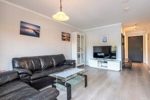 شقة عادية (1) | منطقة المعيشة | تلفزيون بشاشة مسطحة بحجم 35-بوصة يعرض قنوات فضائية، تلفزيون