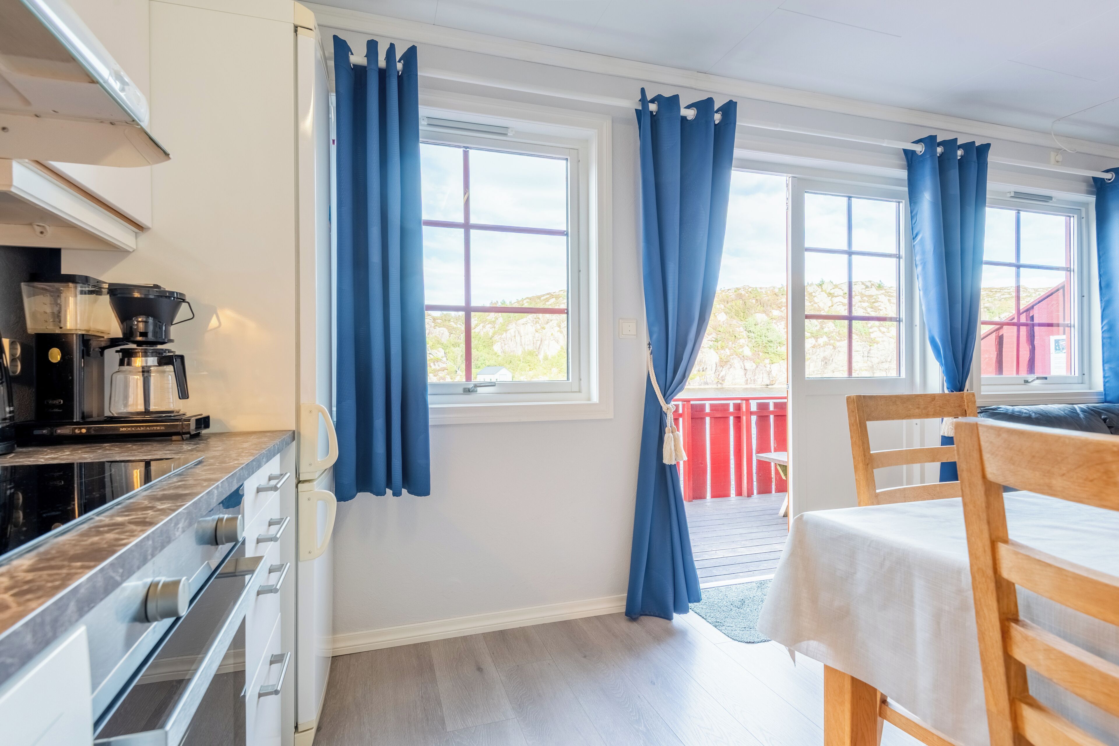 Standard Apartment (1) | Living area | 35-inch flat-screen TV with satellite channels, TV, heated floors