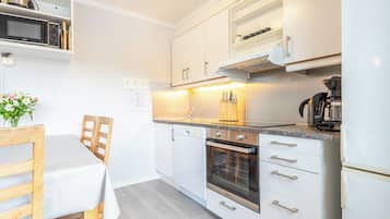 Standard Apartment (1) | Private kitchen | Fridge, microwave, oven, stovetop