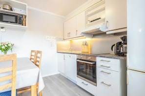 Apartamento estándar (1) | Cocina privada | Frigorífico, microondas, horno y placa de cocina