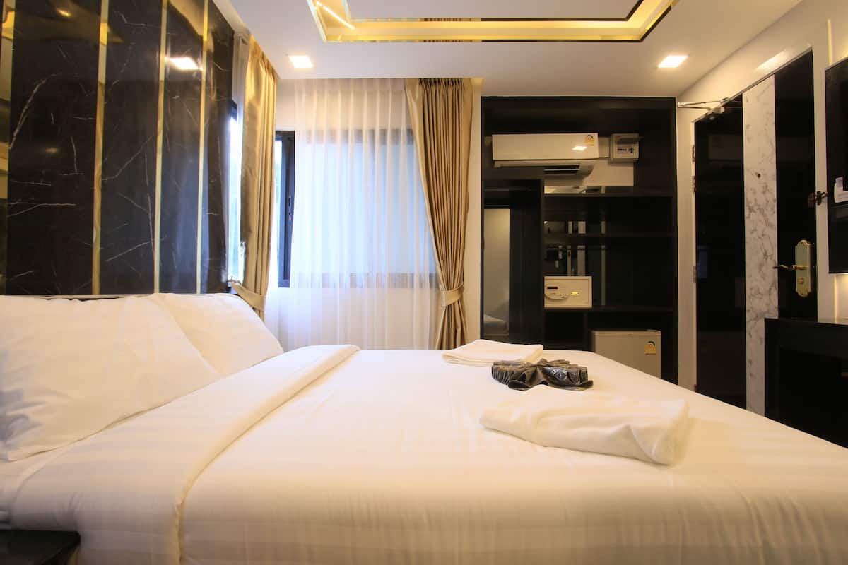 Cofres nos quartos, escrivaninha, cortinas blackout, Wi-Fi de cortesia