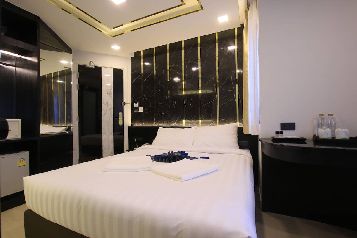 1 bedroom, in-room safe, desk, blackout drapes
