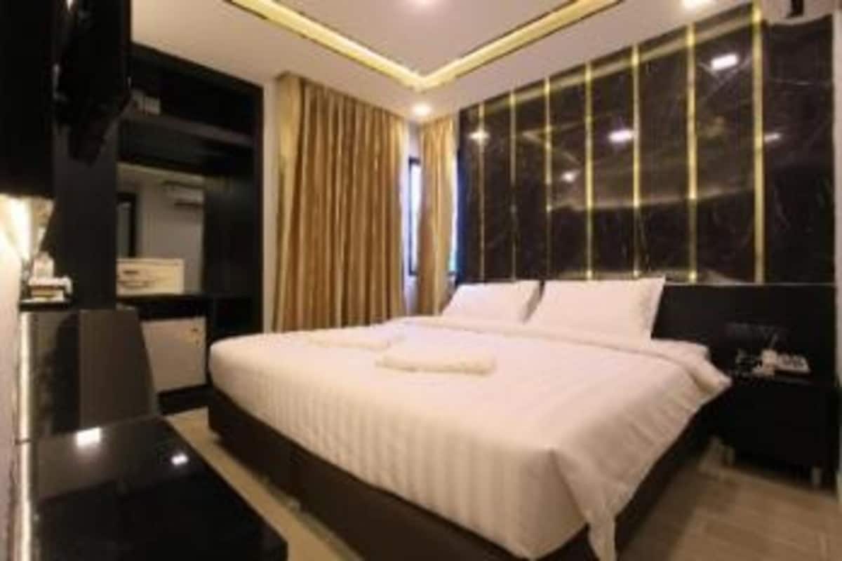 Deluxe Double Bathtub | 1 bedroom, in-room safe, desk, blackout drapes