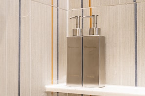 Free toiletries, hair dryer, bathrobes, bidet - Olive Hotel (Seoul)