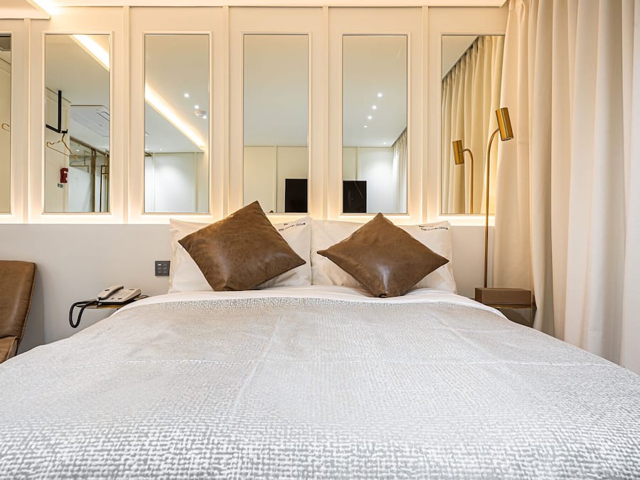 Deluxe Room B | Desk, blackout curtains, free WiFi