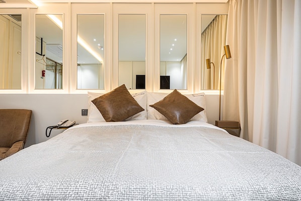 Deluxe Room B | Desk, blackout curtains, free WiFi - Olive Hotel (Seoul)