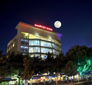 Front of property - evening/night - Nhat Minh Hotel (La Gi)
