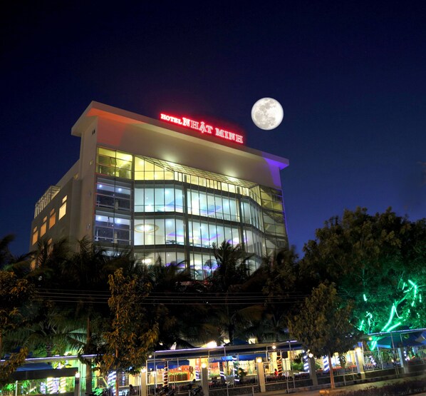 Majoituspaikan julkisivu illalla/yöllä