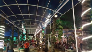 Aamiainen, lounas ja illallinen; paikallinen keittiö 