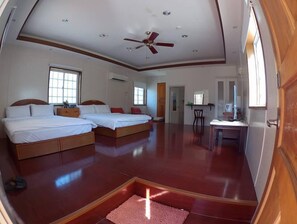 Cortinas blackout, wifi gratis y ropa de cama
